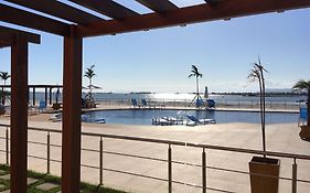 Flat com praia privativa e lazer total em Arraial